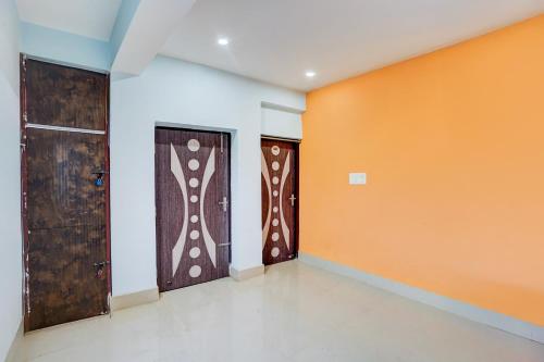 an empty room with orange walls and doors at Hotel O Royal Inn Hotel in Dīgha