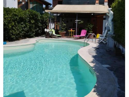 a large swimming pool with blue water at Villa LUCCA in Altopascio