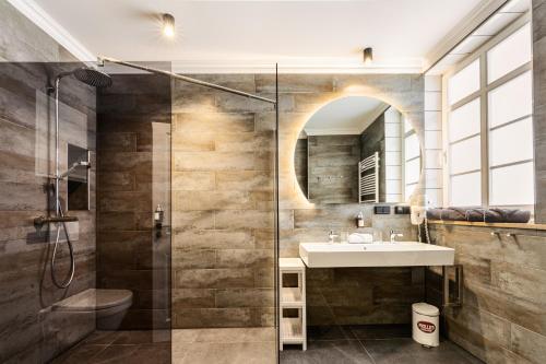 a bathroom with a sink and a shower at Haus der Weine in Rüdesheim am Rhein