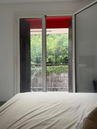 Apparently 2 bedrooms photo 14