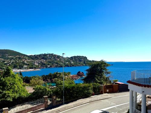 Renovated - 3 bedrooms - AC - Sea view - Sleeps 6