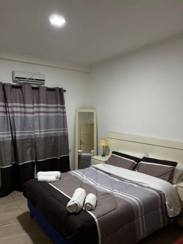 a bedroom with a large bed with towels on it at La Termal Centro in Presidencia Roque Sáenz Peña
