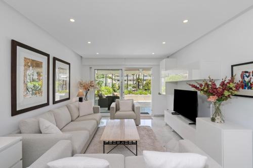 Beachfront Luxury Apartment with Private Pool