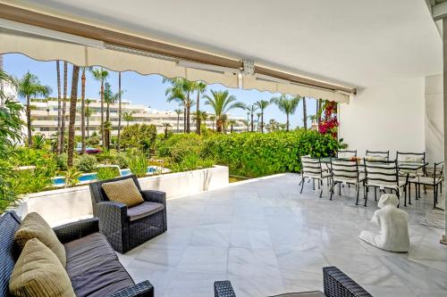 Beachfront Luxury Apartment with Private Pool