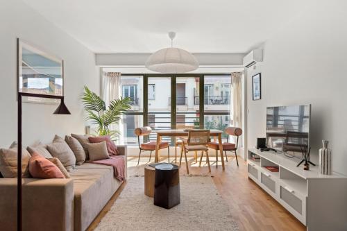 Stunning & Bright - 2 Bedrooms - Parking WiFi/AC