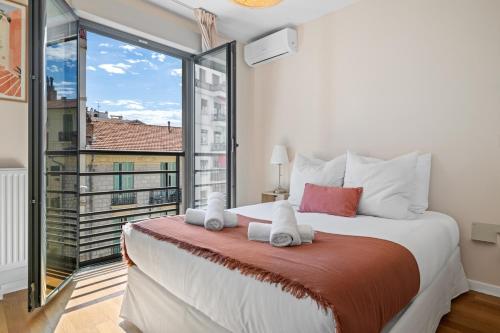 Stunning & Bright - 2 Bedrooms - Parking WiFi/AC