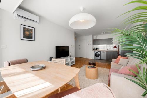 Stunning & Bright - 2 Bedrooms - Parking WiFi/AC