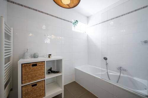 Stunning & Bright - 2 Bedrooms - Parking WiFi/AC