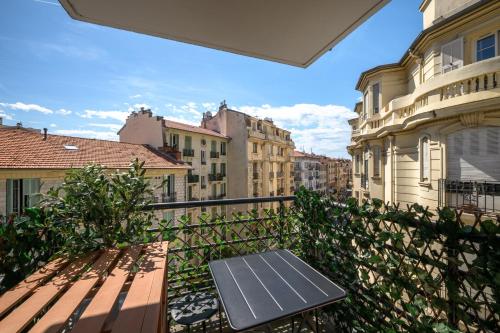 Stunning & Bright - 2 Bedrooms - Parking WiFi/AC