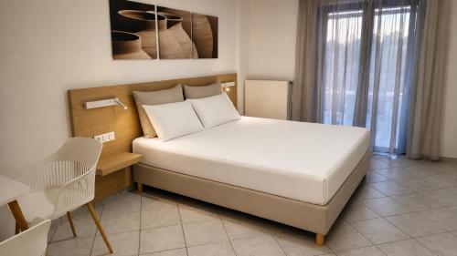 a bedroom with a large bed with a white bed sidx sidx sidx sidx at Villa Rodanthi Sivota in Syvota