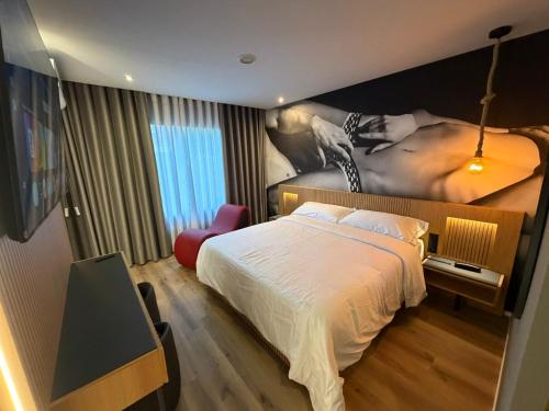 a bedroom with a bed and a painting on the wall at Motel Montecarlo in Teo
