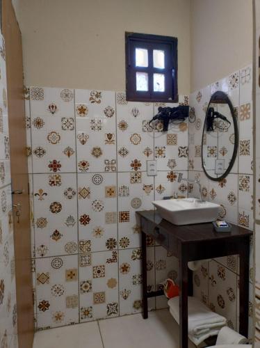 a bathroom with a sink and a mirror at Chale Selah Gameleiras in Monte das Gameleiras