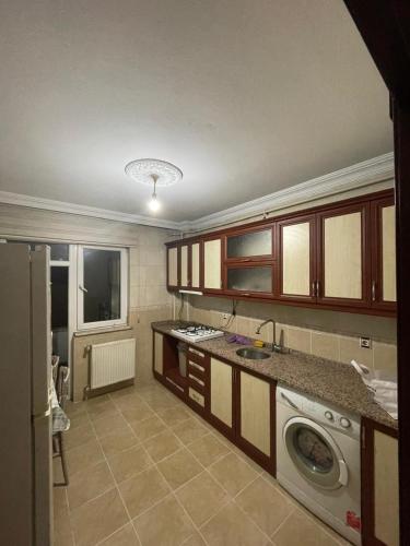 a kitchen with a washing machine in a room at PELİTLİ REZİDANS Otel in Trabzon