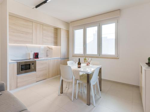a kitchen and dining room with a table and chairs at Casa LE VELE in Torre Pali