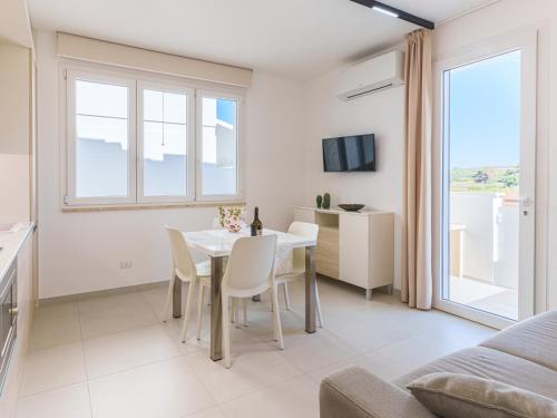 a kitchen and dining room with a table and chairs at Casa LE VELE in Torre Pali