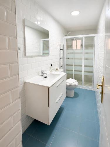a bathroom with a white sink and a toilet at Centrico apartamento en Leganes in Leganés