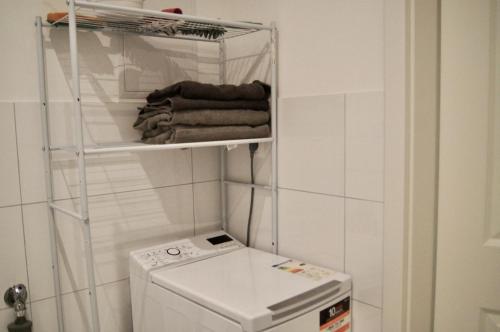 eine Waschküche mit Waschmaschine und Handtüchern in der Unterkunft Schlossperle in Klütz