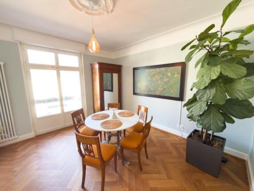 Luxury 3-Room Apartment with 2 balcony close to Main Station central and calm