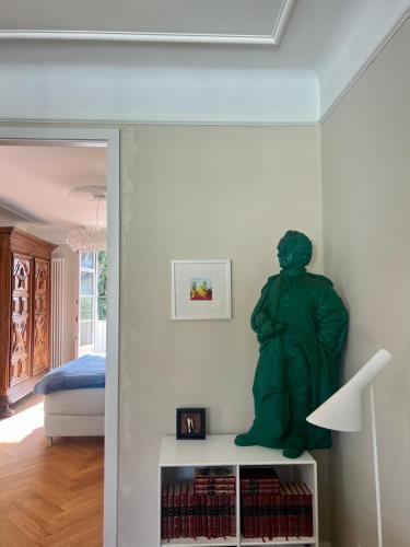 Luxury 3-Room Apartment with 2 balcony close to Main Station central and calm