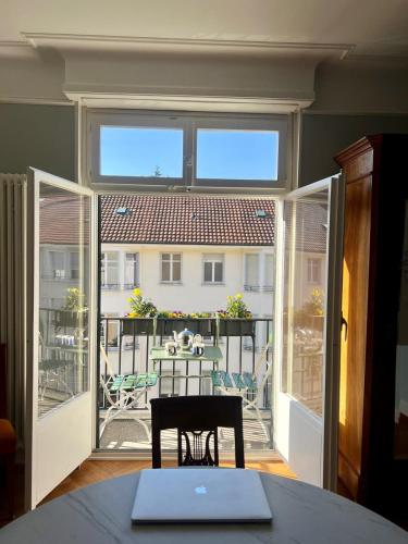 Luxury 3-Room Apartment with 2 balcony close to Main Station central and calm