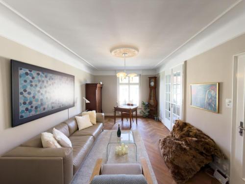 Luxury 3-Room Apartment with 2 balcony close to Main Station central and calm