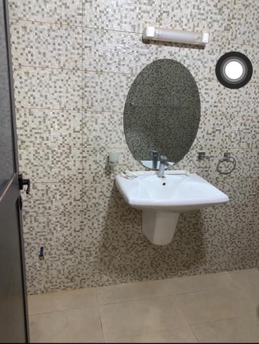 a bathroom with a sink and a mirror at Immeuble Racine in Ngaparou