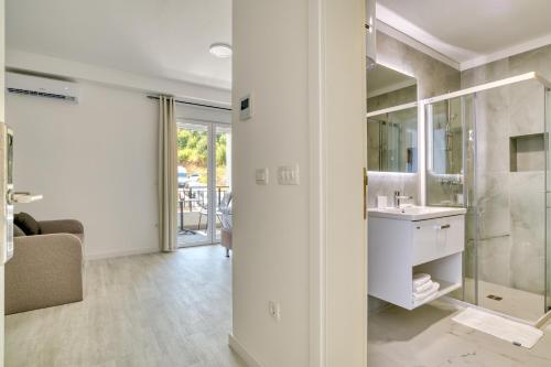 a bathroom with a sink and a mirror at Hotel Opera Jaz in Budva