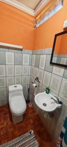 a bathroom with a toilet and a sink at Rancho Amigos Columbias Caldera in Esparza