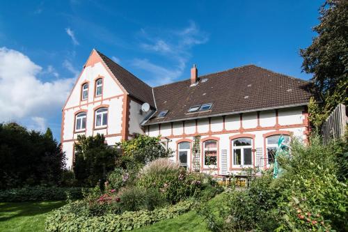 a house with a garden in front of it at Hof Osterholz in Loit