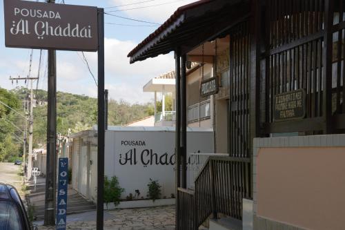 a street sign in front of a building at Pousada Al Chaddai in São Lourenço