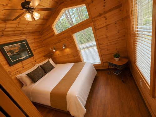 Un pat sau paturi într-o cameră la Quechee Pine Valley Campground