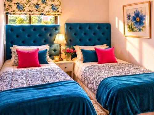 two beds sitting next to each other in a bedroom at Apartamento Castilla in Viña del Mar