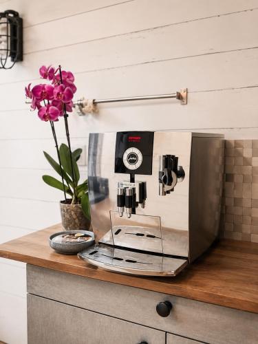 a coffee machine sitting on a counter with a flower at No 7 Plasmolen in Middelaar