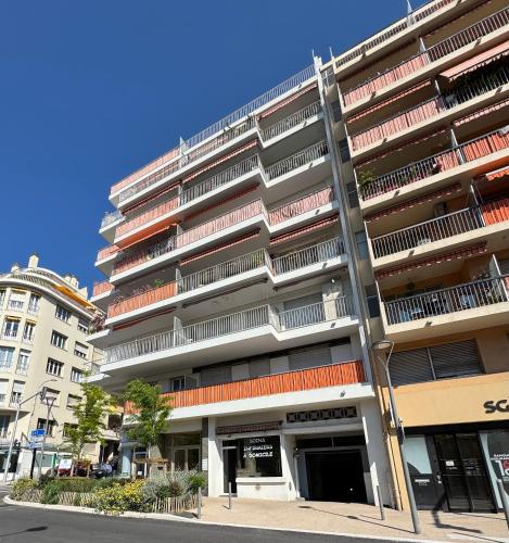 Appartement 2 Chambres - Terrasse, Parking Gratuit & Climatisation