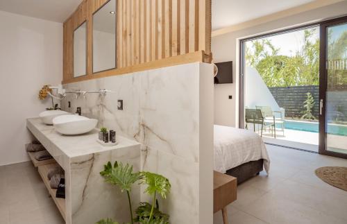 Mr & Mrs Grey Luxury Suites with Private Pools-Laganas