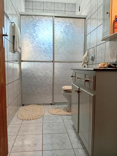 a bathroom with a glass shower with a toilet at Casa Zibell centro de Pomerode in Pomerode