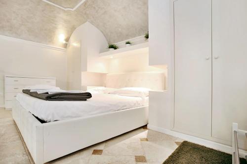 a white bedroom with a large white bed in a room at Glamour Suite Duomo in Florence