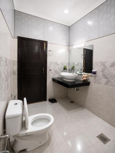 a bathroom with a toilet and a sink at The 430 Nexus in Islamabad