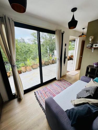 ein Schlafzimmer mit einem Bett und einer großen Glasschiebetür in der Unterkunft Pinecone box in Mazamitla
