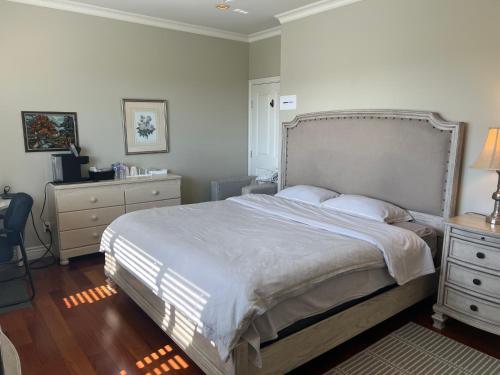a bedroom with a bed and a dresser and a desk at A cozy en-suite on the second floor with independent entranceclose to YVR in Richmond