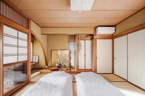 a room with two beds and a window at Kasumi-an in Kumamoto