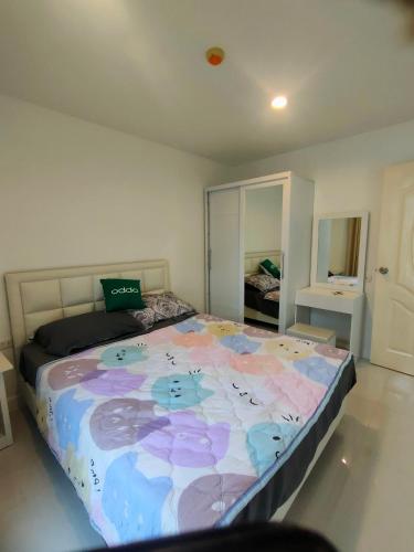 a bedroom with a large bed with a flower design on it at wongwian N in Ban Bo Khaem