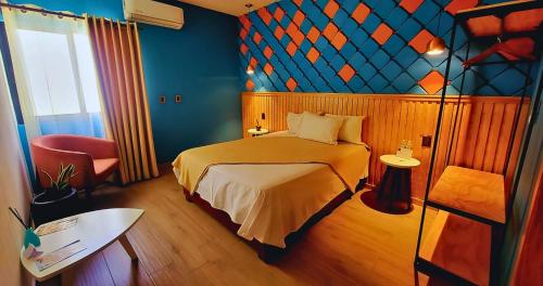 a bedroom with a bed and a blue wall at Hotel Casa Jima Agave in Tequila