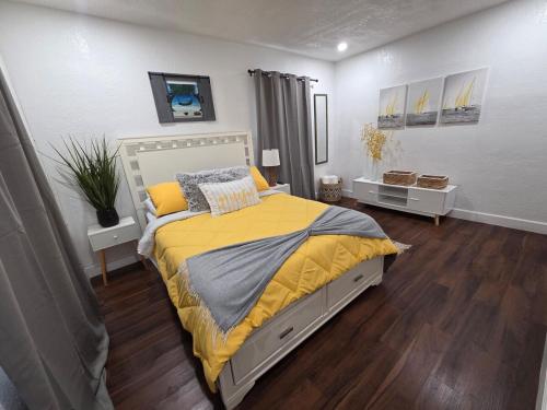 a bedroom with a bed with a yellow comforter at Varadero Magical Scape in Miami