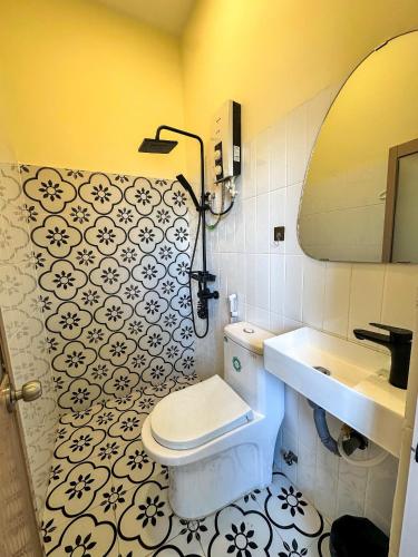 a bathroom with a white toilet and a sink at Dune House Phan Thiết in Ấp Bình Hưng