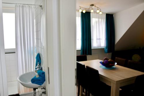 a kitchen and dining room with a table and a sink at Gästewohnung Mönchengladbach in Mönchengladbach