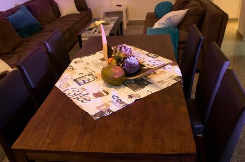 a table with fruit on top of a table at Gästewohnung Mönchengladbach in Mönchengladbach