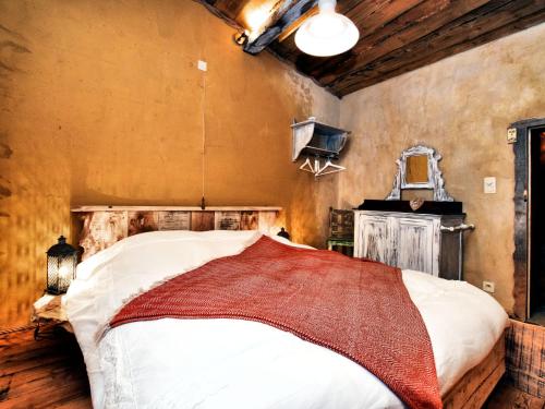 een slaapkamer met een groot bed in een kamer bij Beautiful one of its kind home with a sauna in Oppagne