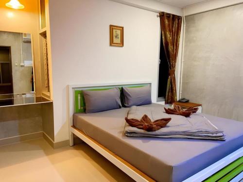 a bedroom with a large bed with a window at Kidthuengpark in Ban Nong Faep