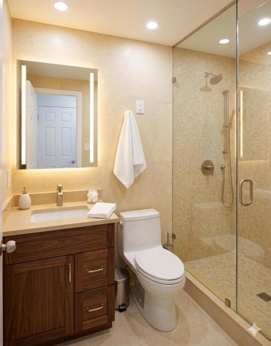 ein Badezimmer mit Toilette, Dusche und Waschbecken in der Unterkunft Button Aparthotel in Dobra Voda